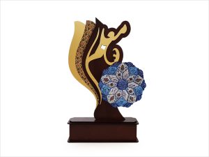 تندیس چوبی و میناکاری طرح معلم
